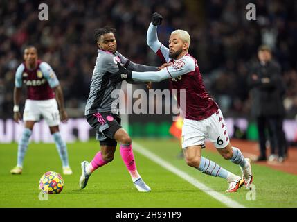 Ademola Lookman von Leicester City (links) und Douglas Luiz von Aston Villa kämpfen während des Premier League-Spiels in Villa Park, Birmingham, um den Ball. Bilddatum: Sonntag, 5. Dezember 2021. Stockfoto