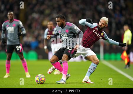 Ademola Lookman von Leicester City (links) und Douglas Luiz von Aston Villa kämpfen während des Premier League-Spiels in Villa Park, Birmingham, um den Ball. Bilddatum: Sonntag, 5. Dezember 2021. Stockfoto