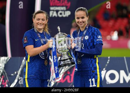 Chelsea's Erin Cuthbert (links) und Guro Reiten feiern mit der Trophäe nach dem Vitality Women's FA Cup Finale im Wembley Stadium, London. Bilddatum: Sonntag, 5. Dezember 2021. Stockfoto