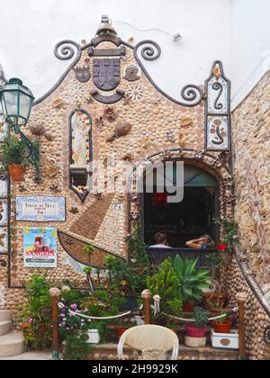 Fassade mit Muscheln in der Portas da Villa Antiquily Bar in Albufeira Stockfoto