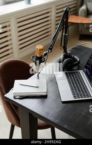 Vertikales Hintergrundbild des Innenraums des Aufnahmestudios mit Mikrofon auf dem Stativ Stockfoto