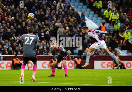 Emiliano Buendia von Aston Villa trifft auf das Tor, bevor Teamkollege Ezri Konsa (Mitte) beim Premier League-Spiel in Villa Park, Birmingham, das erste Tor ihrer Mannschaft erzielt. Bilddatum: Sonntag, 5. Dezember 2021. Stockfoto