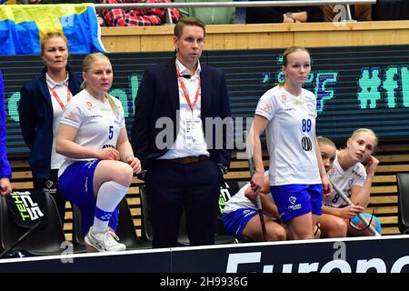 Finnlands Cheftrainer Lasse Kurronen und die Spieler Silja Eskelinen (L) und Krista Nieminen während des Finales zwischen Finnland und Schweden bei den Unihockey-Weltmeisterschaften der Frauen in der IFU Arena in Uppsala, Schweden, 05. Dezember 2021. Foto: Jonas Ekstromer / TT / kod 10030 Stockfoto