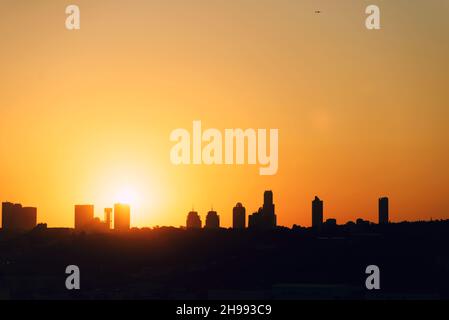 Sonnenuntergang hinter Gebäuden in istanbul. Gebäude Silhouetten. Stockfoto