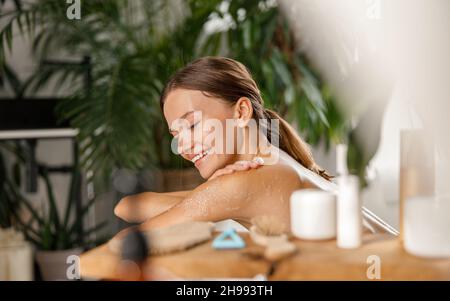 Porträt einer lächelnden jungen Frau, die im Kurort badete und sich um ihren Körper kümmerte Stockfoto