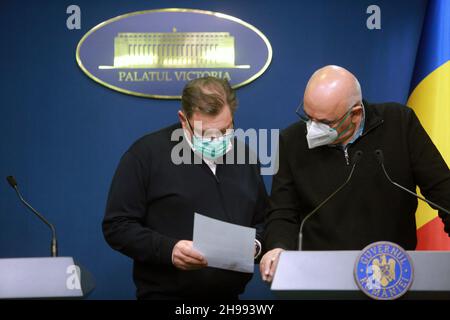 BUKAREST, RUMÄNIEN, 5. Dezember 2021: Der rumänische Gesundheitsminister Alexandru Rafila und der Leiter des Notfallministeriums, Raed Arafat, bei einem Pressevertreter Stockfoto