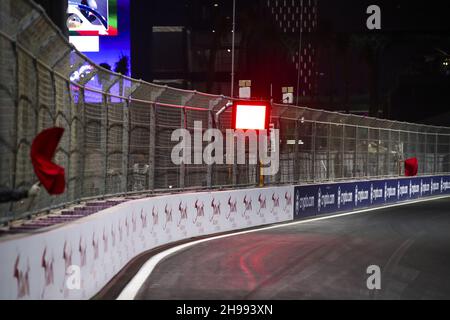 Jeddah, Saudi-Arabien, 05/12/2021, Rote Flagge während des 7th. Rennens der FIA Formel-2-Meisterschaft 2021 vom 3. Bis 5. Dezember 2021 auf dem Jeddah Corniche Circuit in Jeddah, Saudi-Arabien - Foto: Florent Gooden/DPPI/LiveMedia Stockfoto