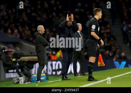 5th. Dezember 2021; Tottenham Hotspur Stadium. Tottenham, London, England; Premier League Football, Tottenham gegen Norwich: Tottenham Hotspur Manager Antonio Conte dankt den Fans beim Singen seines Namens Stockfoto