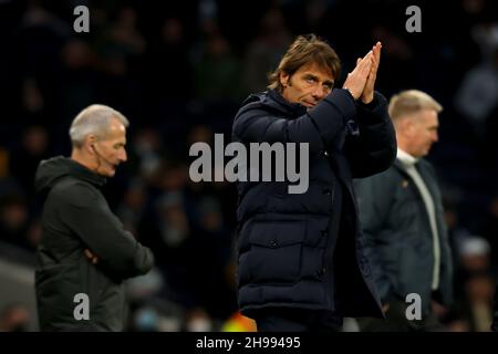 5th. Dezember 2021; Tottenham Hotspur Stadium. Tottenham, London, England; Premier League Football, Tottenham gegen Norwich: Tottenham Hotspur Manager Antonio Conte dankt den Fans beim Singen seines Namens Stockfoto