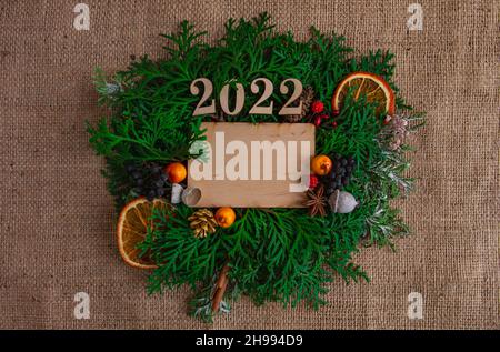 Neujahr 2022, Weihnachtskomposition, Grußkarte, stilvoll, Kopierraum Stockfoto