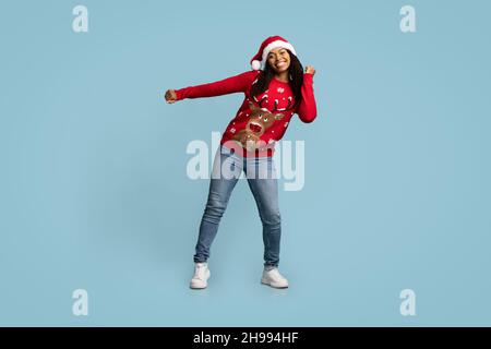 Ekstatische schwarze Dame mit Spaß während Weihnachtsfeier Stockfoto