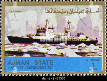 Abgesagte Briefmarke gedruckt von Ajman, die Dampfschiff zeigt, um 1973. Stockfoto
