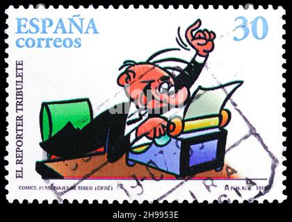 MOSKAU, RUSSLAND - 7. NOVEMBER 2021: Die in Spanien gedruckte Briefmarke zeigt Comics: The Tribulete Reporter, Guillermo Cifre, Comic Figures Serie, um 19 Stockfoto