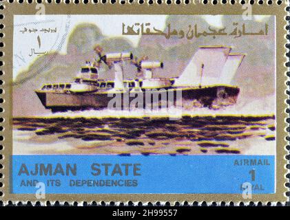 Abgesagte Briefmarke gedruckt von Ajman, die Dampfschiff zeigt, um 1973. Stockfoto