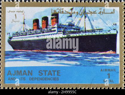Abgesagte Briefmarke gedruckt von Ajman, die Dampfschiff zeigt, um 1973. Stockfoto