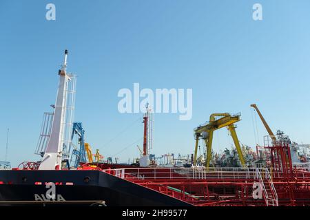 Istanbul, Türkei - 15. Juli 2021: Gasschiff in der Werft. Krane in der Werft. Editorial gedreht in İstanbul Türkei Stockfoto