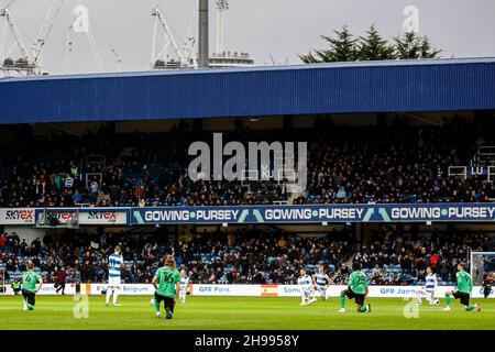 Die Spieler beider Teams knien vor dem Sky Bet Championship-Spiel im Kiyan Prince Foundation Stadium, London. Bilddatum: Sonntag, 5. Dezember 2021. Stockfoto