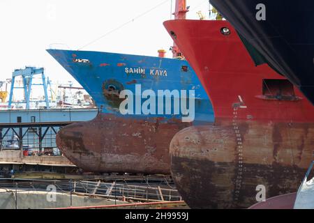 Istanbul, Türkei - 15. Juli 2021: Rotes und blaues Schiff in Wartung auf der Werft. Editorial gedreht in Istanbul Türkei. Stockfoto