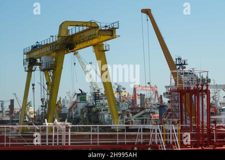 Istanbul, Türkei - 15. Juli 2021: Krane in der Werft. Editorial gedreht in İstanbul Türkei Stockfoto