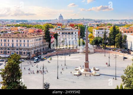 Blick auf den ägyptischen Obelisken und die Brunnen auf der Piazza del Popolo, Rom, Italien. Stockfoto