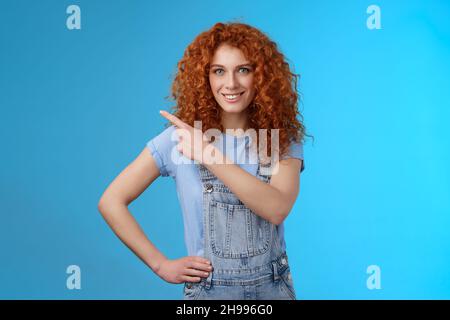 Mädchen schlagen perfekten Ort ad. Frech gut aussehende ermächtigte rothaarige wagemutige Frau lächelnd durchsetzungsfähig motiviert zeigt obere linke Ecke Grinsen toothy Stockfoto