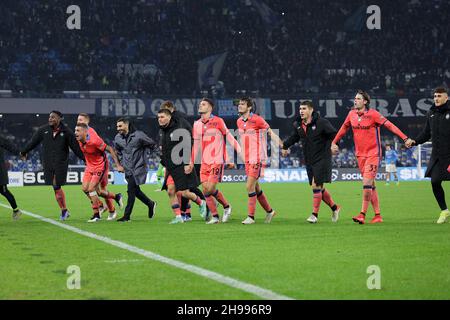 Napoli, Italien. 04th Dez 2021. Atalanta Spieler feiern am Ende der Serie Ein Fußballspiel zwischen SSC Napoli und Atalanta BC im Diego Armando Maradona Stadion in Napoli (Italien), 04th. Dezember 2021. Foto CesarePurini/Insidefoto Kredit: Insidefoto srl/Alamy Live News Stockfoto