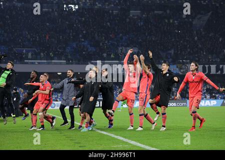 Napoli, Italien. 04th Dez 2021. Atalanta Spieler feiern am Ende der Serie Ein Fußballspiel zwischen SSC Napoli und Atalanta BC im Diego Armando Maradona Stadion in Napoli (Italien), 04th. Dezember 2021. Foto CesarePurini/Insidefoto Kredit: Insidefoto srl/Alamy Live News Stockfoto