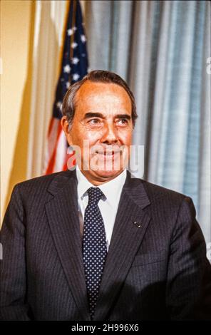 **DATEI FOTO** Bob Dole ist bei 98 verstorben. Bob Dole (Republikaner von Kansas), der Minderheitenführer des US-Senats, gibt bekannt, dass er Richard Wirthlin als Meinungsforscher für seine Kampagne zur Nominierung der Republikanischen Partei 1988 für den US-Präsidenten am 21. Oktober 1987 in Washington, DC, eingestellt hat. Kredit: Ron Sachs/CNP /MediaPunch Stockfoto