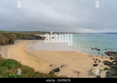 Der Blick vom Godrevy Point auf Hayle/Carbis Bay und St Ives Bay an einem langweiligen Tag in Cornwall Stockfoto