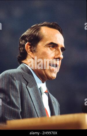 **DATEI FOTO** Bob Dole ist bei 98 verstorben. Der US-Senator Bob Dole (Republikaner von Kansas) hält am 19. August 1976 seine Dankesrede als republikanischer Kandidat für den Vizepräsidenten der Vereinigten Staaten von 1976 auf der Republikanischen Nationalkonvent in der Kemper Arena in Kansas City, Missouri. Quelle: Arnie Sachs/CNP /MediaPunch Stockfoto