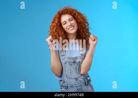 Hurra Sommerstimmung endlich warme Tage. Dumm glücklich fröhlich zart rothaarig wild Mädchen niedlich natürliche Locken schließen Augen lächelnd breit triumphierend freudig Stockfoto