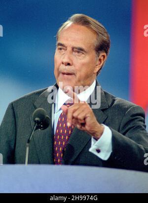 **DATEI FOTO** Bob Dole ist bei 98 verstorben. Der ehemalige US-Senator Bob Dole (Republikaner von Kansas) hält seine Rede und akzeptiert die Nominierung der Republikanischen Partei als Präsidentschaftskandidat der Vereinigten Staaten am Donnerstag, dem 15. August 1996, im San Diego Convention Center in San Diego, Kalifornien. Kredit: Ron Sachs/CNP /MediaPunch Stockfoto