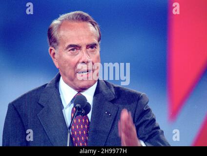 **DATEI FOTO** Bob Dole ist bei 98 verstorben. Der ehemalige US-Senator Bob Dole (Republikaner von Kansas) hält seine Rede und akzeptiert die Nominierung der Republikanischen Partei als Präsidentschaftskandidat der Vereinigten Staaten am Donnerstag, dem 15. August 1996, im San Diego Convention Center in San Diego, Kalifornien. Kredit: Ron Sachs/CNP /MediaPunch Stockfoto