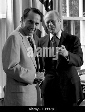 **DATEI FOTO** Bob Dole ist bei 98 verstorben. Der Präsident der Vereinigten Staaten, Gerald R. Ford, rechts, trifft sich am 1. Oktober 1976 im Oval Office des Weißen Hauses in Washington, DC, mit seinem amtierenden Kollegen, dem US-Senator Bob Dole (Republikaner von Kansas), dem für die GOP nominierten Vizepräsidenten der Vereinigten Staaten, zusammen. Quelle: Barry A. Soorenko/CNP /MediaPunch Stockfoto