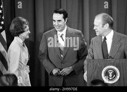 **DATEI FOTO** Bob Dole ist bei 98 verstorben. US-Präsident Gerald R. Ford, rechts, und First Lady Betty Ford, links, werden mit US-Senator Bob Dole (Republikaner von Kansas) in Kansas City, Missouri, fotografiert, nachdem ihn der Chief Executive bei den Präsidentschaftswahlen 1976 am 18. August 1976 als seinen Laufkollegen benannt hat. Beide Männer werden auf dem republikanischen Ticket laufen. Quelle: Arnie Sachs/CNP /MediaPunch Stockfoto