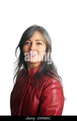 Nahaufnahme eines schönen lächelnden älteren Frau mit grauen Haaren und einer roten Jacke. Stockfoto