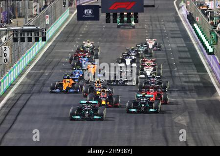 Jeddah, Saudi-Arabien, 05/12/2021, Lewis Hamilton (GBR) Mercedes AMG F1 W12 führt am Start des Rennens an. Großer Preis von Saudi-Arabien, Sonntag, 5th. Dezember 2021. Dschidda, Saudi-Arabien. 05.12.2021. Formel 1 Weltmeisterschaft, Rd 21, Großer Preis Von Saudi-Arabien, Jeddah, Saudi-Arabien, Wettkampftag. Bildnachweis sollte lauten: XPB/Press Association Images. Stockfoto