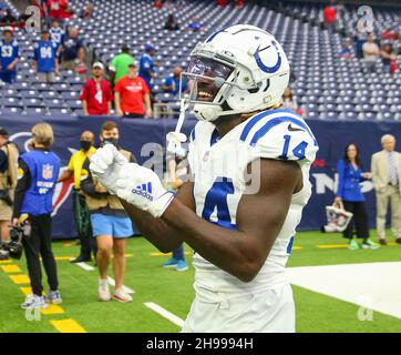 Houston, Texas, USA. 5. Dezember 2021: Der Indianapolis Colts Wide Receiver Zach Pascal (14) spielt vor dem Start eines NFL-Spiels zwischen den Texans und den Colts am 5. Dezember 2021 in Houston, Texas, mit Fans zusammen. (Bild: © Scott Coleman/ZUMA Press Wire) Bild: ZUMA Press, Inc./Alamy Live News Stockfoto