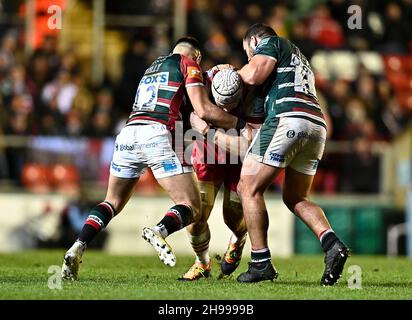 Leicester, Großbritannien. 05th Dez 2021. Premiership Rugby. Leicester Tigers V Harlequins. Mattioli Woods Welford Road Stadium. Leicester. Dino Lamb (Harlekine) wird von Dan Kelly (Leicester Tigers) und Ellis Genge (Leicester Tigers, Kapitän) angegangen/ Credit: Sport in Picters/Alamy Live News Stockfoto