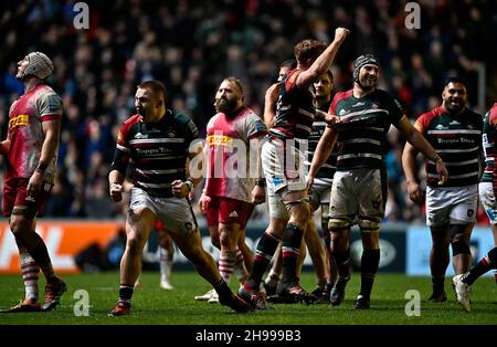 Leicester, Großbritannien. 05th Dez 2021. Premiership Rugby. Leicester Tigers V Harlequins. Mattioli Woods Welford Road Stadium. Leicester. Die Spieler von Leicester feiern am Ende des Spiels. Kredit: Sport In Bildern/Alamy Live Nachrichten Stockfoto