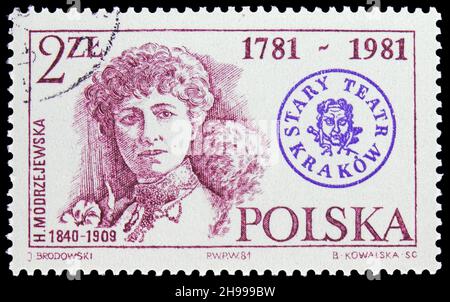 MOSKAU, RUSSLAND - 7. NOVEMBER 2021: Die in Polen gedruckte Briefmarke zeigt Helena Modrzejewska (1840-1909), Schauspielerin, altes Theater, Krakauer Serie, um 19 Stockfoto