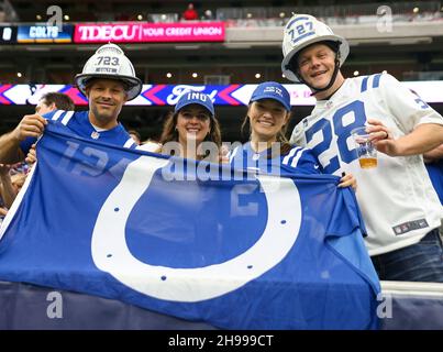 Houston, Texas, USA. 5. Dezember 2021: Indianapolis Colts Fans vor dem Start eines NFL-Spiels zwischen den Texans und den Colts am 5. Dezember 2021 in Houston, Texas. (Bild: © Scott Coleman/ZUMA Press Wire) Bild: ZUMA Press, Inc./Alamy Live News Stockfoto