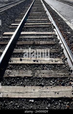 Bahngleise vor dem historischen Bahnhof Lamy in Lamy, New Mexico, eine Station für den Southwest Chief, die von Amtrak betrieben wird. Stockfoto