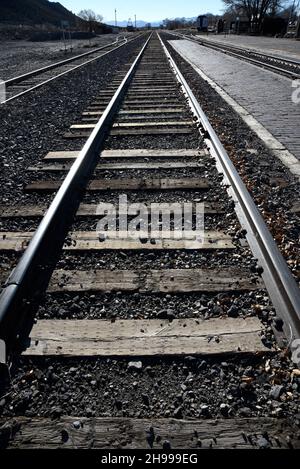 Bahngleise vor dem historischen Bahnhof Lamy in Lamy, New Mexico, eine Station für den Southwest Chief, die von Amtrak betrieben wird. Stockfoto