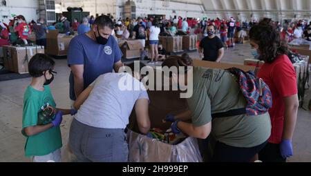 Yigo, Usa. 04th Dez 2021. Freiwillige packen gespendete Güter und schmücken Lufttropfenbündel mit Botschaften zur Unterstützung der jährlichen Operation Christmas Drop 70th auf der Andersen Air Force Base am 4. Dezember 2021 in Yigo, Guam. Jedes Jahr im Dezember werden die Luftbesatzungen 55 Inselnationen im gesamten Südost-Pazifik Nahrungsmittel, Vorräte, Unterrichtsmaterialien und Werkzeuge von AirDrop spenden. Kredit: 1lt. Jade Watkins/US Airforce Foto/Alamy Live News Stockfoto