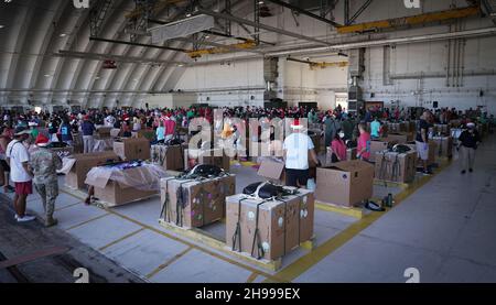 Yigo, Usa. 04th Dez 2021. Freiwillige packen die gespendeten Waren in Lufttropfenbündel mit während der Vorbereitungen für die jährliche Operation Christmas Drop 70th auf der Andersen Air Force Base am 4. Dezember 2021 in Yigo, Guam. Jedes Jahr im Dezember werden die Luftbesatzungen 55 Inselnationen im gesamten Südost-Pazifik Nahrungsmittel, Vorräte, Unterrichtsmaterialien und Werkzeuge von AirDrop spenden. Kredit: MSgt. Richard Ebensberger/US Airforce Photo/Alamy Live News Stockfoto