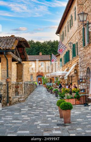 Bagno Vignoni, Italien, Toskana - 6. Juli 2018: Alte Thermalbäder im mittelalterlichen Dorf Bagno Vignoni, Toskana, Italien. Stockfoto