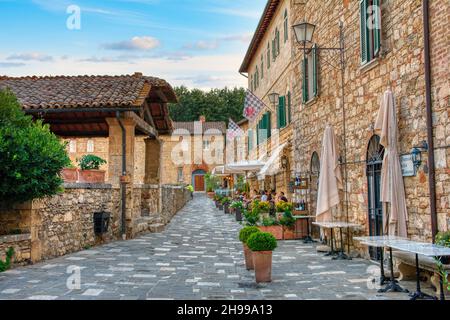 Bagno Vignoni, Italien, Toskana - 6. Juli 2018: Alte Thermalbäder im mittelalterlichen Dorf Bagno Vignoni, Toskana, Italien. Stockfoto