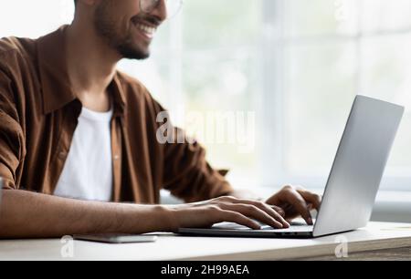 Aus dem Nahen Osten gearbeitete Angestellte im Büro Stockfoto