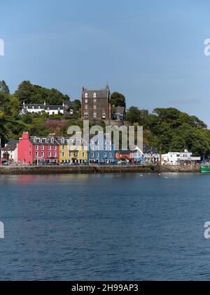 Die Sommerhafenpromenade von Tobermory auf der Isle of Mull in den Inner Hebrides, Argyll & Bute Scotland UK - Sommer Küstenstadttourismus Stockfoto